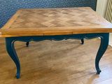 une photo d'une table en bois dans une pièce