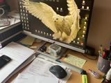 un bureau sur lequel se trouvent un écran d'ordinateur, un clavier, une souris et d'autres objets