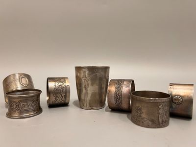 six serviettes et tasses anciennes en argent, ornées de motifs