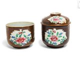 une paire de vases marron et blancs ornés de motifs floraux