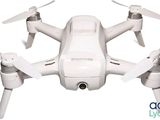un drone blanc muni d'hélices sur fond blanc