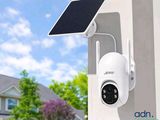 un panneau solaire fixé sur le mur latéral d'une maison