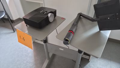 deux bureaux sur lesquels se trouvent un projecteur et une imprimante