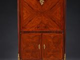 un magnifique meuble en noyer avec incrustations de marqueterie