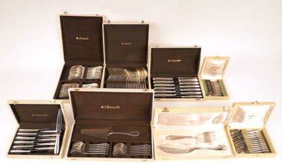 tout un assortiment de couverts dans une boîte