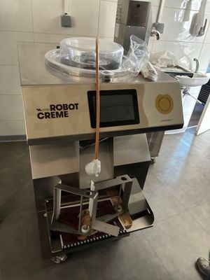 une machine qui se trouve au milieu d'une cuisine