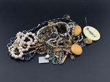 un tas de bijoux posés sur une table, accompagnés d'une étiquette