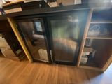 une porte coulissante en verre au milieu d'une cuisine