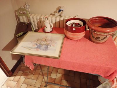 une table recouverte d'une nappe rouge sur laquelle est posé un tableau