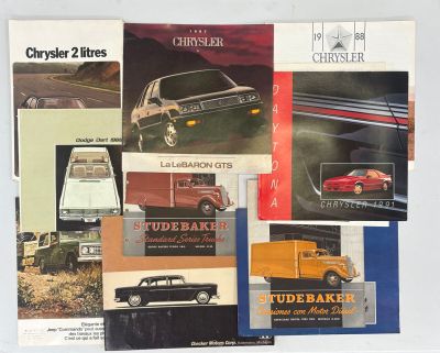 de nombreux types de brochures automobiles exposées sur le mur