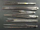 six paires de vieux ciseaux en métal posées sur une table