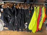 de nombreuses vestes suspendues à un portemanteau dans un magasin de vêtements