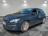 la voiture bleue est garée sur un sol en damier dans le garage