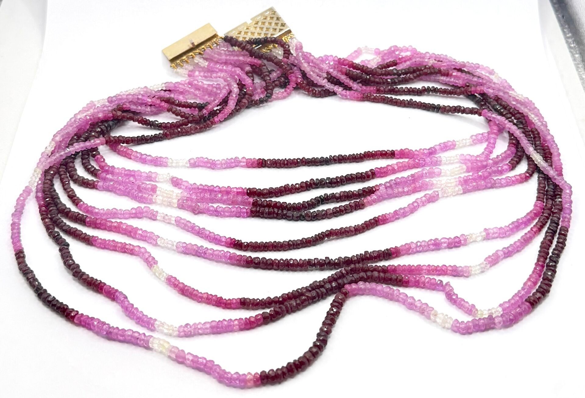 Collier composé de 9 rangs de rubis, fermoir métal, poids total des rubis environ 500 ct - PB : 100,28 g - Devis grat...