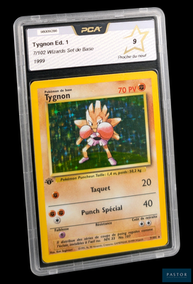 un gros plan d'une carte Pokémon à bordure jaune