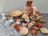 plusieurs types de poteries différentes sur une table