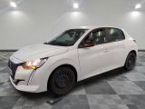 la voiture blanche est garée dans le garage sur un sol en damier