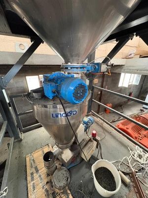 une machine qui se trouve à l'intérieur d'un bâtiment