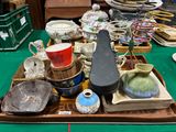 un plateau avec divers objets sur une table