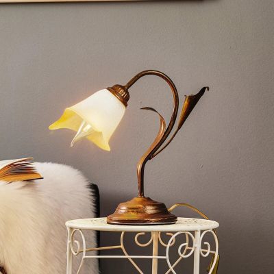 une petite table sur laquelle est posée une lampe, à côté d'une chaise