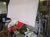 une feuille de papier blanche posée sur une table dans un garage
