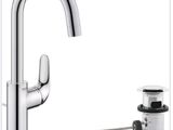 un gros plan sur un robinet de cuisine avec un évier et un robinet