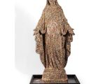 une image représentant une statue d'une femme portant un voile