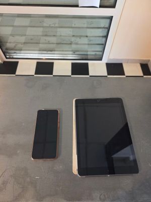 deux téléphones portables posés sur une table près d'une fenêtre