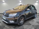 vue de face d'une Dacia noire garée sur un sol en damier