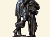 statue représentant un homme et une femme à cheval, accompagnés d'un chien