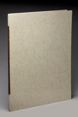 gros plan d'un livre sur une table avec un fond noir