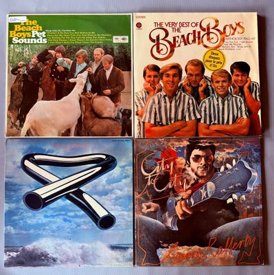 quatre disques vinyles des Beach Boys sont posés sur une table