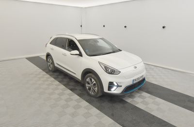 la voiture blanche est garée dans le garage sur le sol en damier