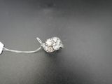 gros plan d'une bague en diamant sur une surface noire