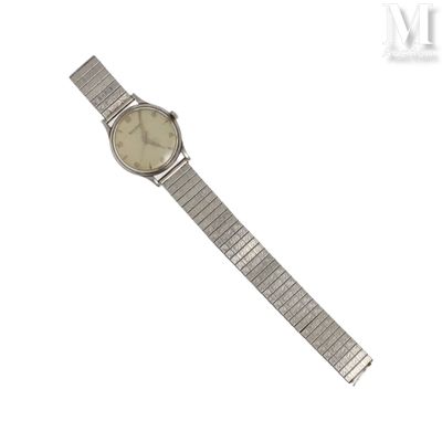 une image d'une montre-bracelet sur une surface blanche avec un fond blanc