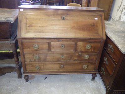 un bureau en bois avec des tiroirs et des tiroirs sur le dessus