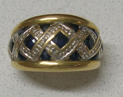 une photo d'une bague dorée et bleue posée sur une table