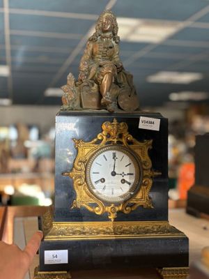 une horloge posée sur une table dans un magasin