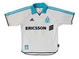 une chemise blanche avec un col bleu et une bande noire sur la poitrine