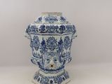 un vase bleu et blanc posé sur une table