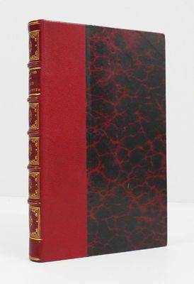 Le livre est rouge et noir, avec des finitions dorées.
