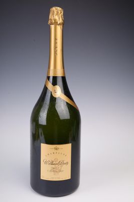 une bouteille de champagne avec une étiquette dorée