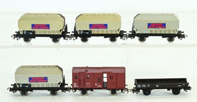 quatre types différents de wagons sur un fond blanc