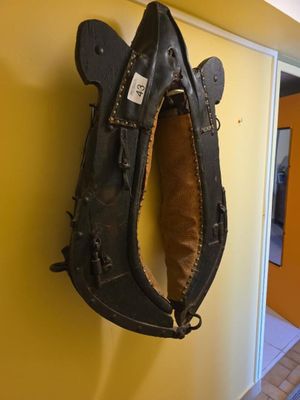 une photo d'un gant de baseball accroché au mur