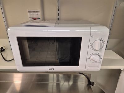 un micro-ondes posé sur une étagère dans la cuisine
