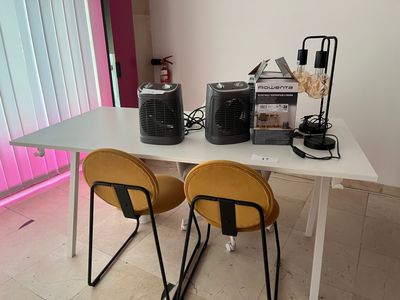 deux chaises jaunes placées autour d'une table blanche dans une pièce