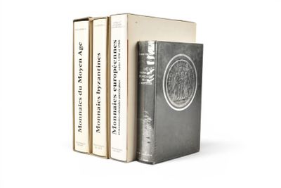 deux livres posés l'un sur l'autre sur une surface blanche