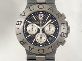 gros plan d'une montre sur fond blanc