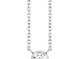 un collier en diamants avec une chaîne sur fond blanc