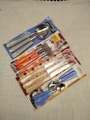 de nombreux types d'ustensiles et de cuillères dans un sac